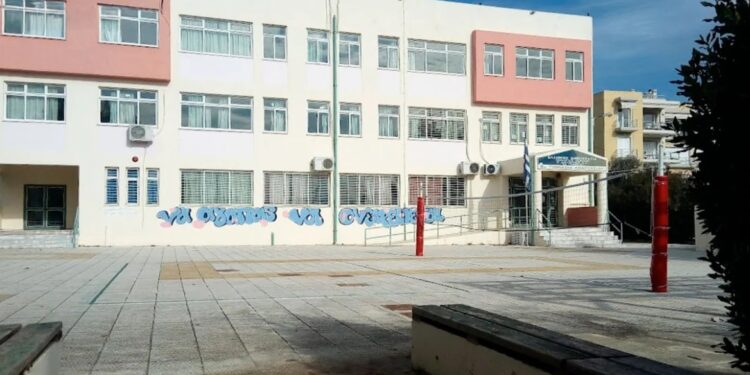 Alldaynews.gr Ανήλικοι εξωσχολικοί τραυμάτισαν καθηγήτρια σε σχολείο στο Μαρούσι με κροτίδες, νερόμπαλες και αυγά – Έγιναν 9 προσαγωγές