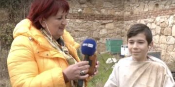 Alldaynews.gr Παράδειγμα προς μίμηση: Ο 14χρονος Δημοσθένης έχει 15 μελίσσια & είναι ο νεότερος μελισσοκόμος