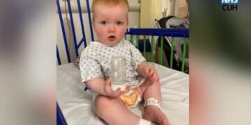 Δείτε το πρώτο κωφό μωρό στον κόσμο που ανέκτησε την ακοή του με γονιδιακή θεραπεία