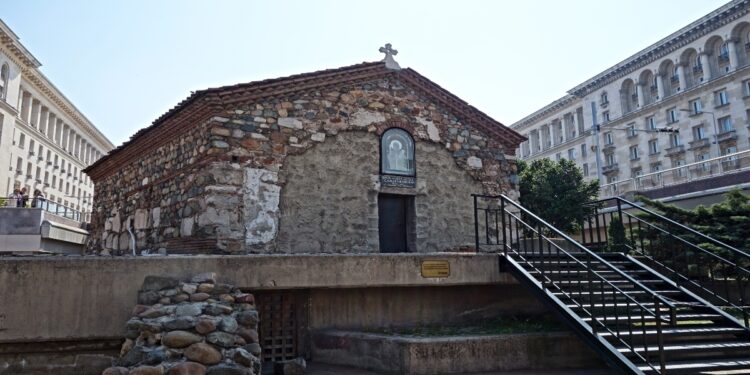 Alldaynews.gr Το θαύμα της πίστης: Το εκκλησάκι που δεν «ήθελε» να γκρεμιστεί και η μπουλντόζα χαλούσε συνεχώς λίγο πριν την κατεδάφιση