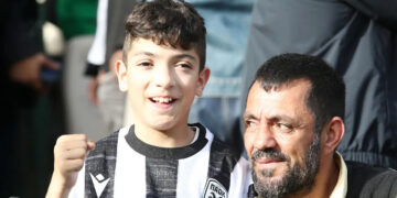 Συγκινεί ο μικρός Γιαννάκης: «Όνειρο μου να μπω όρθιος μέσα στην Τούμπα και οι φίλαθλοι να φωνάζουν το όνομά μου»