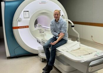 Alldaynews.gr Κορυφαίος γιατρός παραμένει χωρίς καρκίνο του εγκεφάλου ύστερα από έναν χρόνο – Η πειραματική θεραπεία και η πρωτοποριακή έρευνα