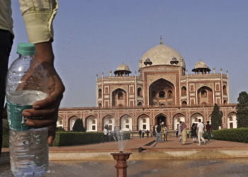 «Βράζει» η Ινδία: Στους 50 βαθμούς Κελσίου ο υδράργυρος – Μέτρα σε νοσοκομεία, ζωολογικούς κήπους