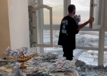 Βρέχει… λεφτά, σοκ οι περαστικοί: Γέμισε εκατομμύρια χαρτονομίσματα το σπίτι του και τα πετάει από το παράθυρο