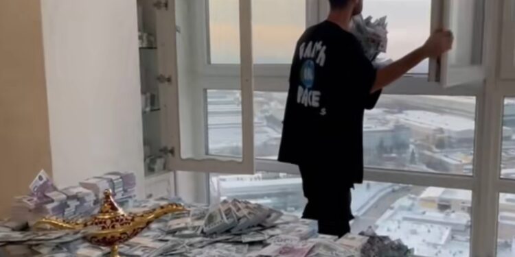 Βρέχει… λεφτά, σοκ οι περαστικοί: Γέμισε εκατομμύρια χαρτονομίσματα το σπίτι του και τα πετάει από το παράθυρο