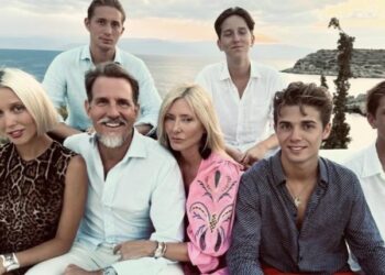 Η Μαρί Σαντάλ ποζάρει με τα πέντε παιδιά της και τον Παύλο: “Ήταν μια πιο απλή, πιο γαλήνια εποχή”