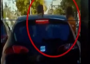 Σοκαριστικό βίντεο: Πατέρας αφήνει τα δύο του παιδιά να «κρέμονται» από το ανοιχτό παράθυρο του αυτοκινήτου του
