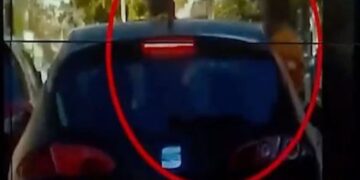 Alldaynews.gr Σοκαριστικό βίντεο: Πατέρας αφήνει τα δύο του παιδιά να «κρέμονται» από το ανοιχτό παράθυρο του αυτοκινήτου του