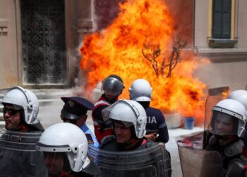 Αλβανία: Επεισόδια με μολότοφ στα Τίρανα – Διαδηλωτές ζητούν την παραίτηση του δημάρχου της πόλης