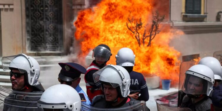 Αλβανία: Επεισόδια με μολότοφ στα Τίρανα – Διαδηλωτές ζητούν την παραίτηση του δημάρχου της πόλης