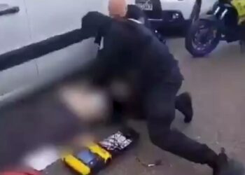 Alldaynews.gr Αστυνομικοί σώζουν πολίτη από έμφραγμα στη μέση του δρόμου – Τα συγκινητικά λόγια της συζύγου (video)