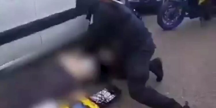 Alldaynews.gr Αστυνομικοί σώζουν πολίτη από έμφραγμα στη μέση του δρόμου – Τα συγκινητικά λόγια της συζύγου (video)