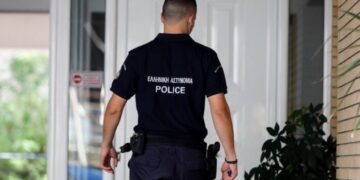 Αστυνομικός πλάκωσε στο ξύλο τη σύζυγο και τον εραστή της – Τους «τσάκωσε»