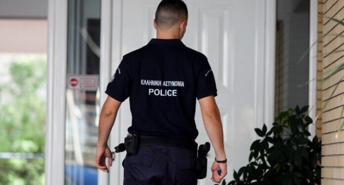 Αστυνομικός πλάκωσε στο ξύλο τη σύζυγο και τον εραστή της – Τους «τσάκωσε»