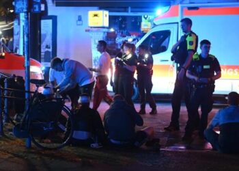 Σέρβοι χούλιγκαν έκαναν στην επίθεση στον σταθμό του Βερολίνου – Βίντεο από τη συμπλοκή των οπαδών