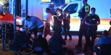 Alldaynews.gr Σέρβοι χούλιγκαν έκαναν στην επίθεση στον σταθμό του Βερολίνου – Βίντεο από τη συμπλοκή των οπαδών
