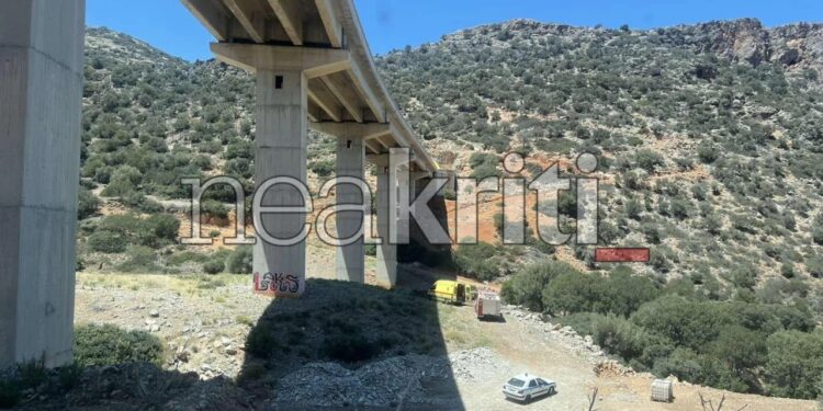 Alldaynews.gr Τραγωδία στο Ηράκλειο: Γυναίκα σταμάτησε σε γέφυρα με την παρέα της να βγάλει φωτογραφίες και έπεσε στο κενό