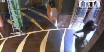 Alldaynews.gr Πρώην υπουργός στο Καζακστάν ξυλοκόπησε μέχρι θανάτου τη γυναίκα του – Σοκαριστικό βίντεο