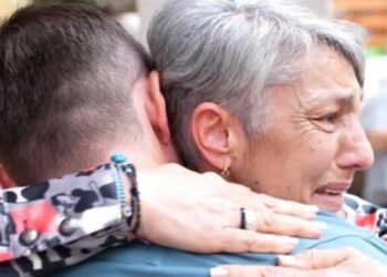 Alldaynews.gr Λύγισε και ο πιο σκληρός: Η στιγμή που η κα Δέσποινα γνωρίζει τον δότη μυελού των οστών που της έσωσε τη ζωή (video)