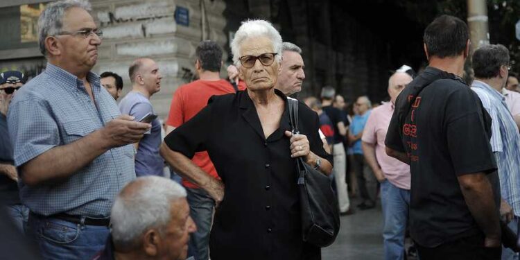 Alldaynews.gr Συνταξιούχοι: Σοκ με μείωση 50% στις συντάξεις μετά την τριετία – Ποιους αφορά – Αντιδράσεις από το Ενιαίο Δίκτυο Συνταξιούχων