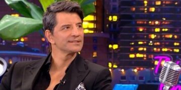 Σάκης Ρουβάς: «Ήμουν συμμαθητής με τη μητέρα μου, τελειώσαμε μαζί το λύκειο»