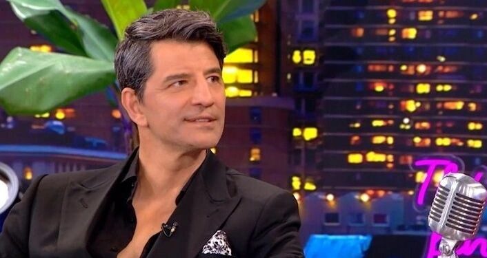 Σάκης Ρουβάς: «Ήμουν συμμαθητής με τη μητέρα μου, τελειώσαμε μαζί το λύκειο»