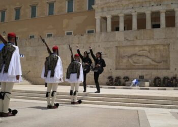 Alldaynews.gr Ρίγη συγκίνησης: Με ποντιακές στολές οι Εύζωνες – Έτσι τίμησε η Προεδρική Φρουρά τη Γενοκτονία των Ποντίων