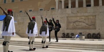 Alldaynews.gr Ρίγη συγκίνησης: Με ποντιακές στολές οι Εύζωνες – Έτσι τίμησε η Προεδρική Φρουρά τη Γενοκτονία των Ποντίων