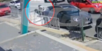 Βίντεο Ντοκουμέντο: Η στιγμή που το αυτοκίνητο παρασύρει μητέρα και μωρό στη Θεσσαλονίκη
