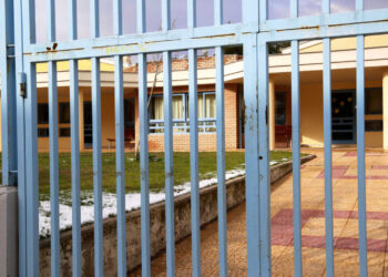 Πόρτα καταπλάκωσε μαθητές σε Δημοτικό, πληροφορίες για σοβαρά τραυματισμένο παιδί