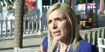 Alldaynews.gr Καρέ καρέ η στιγμή της επίθεσης στη δημοσιογράφο Ρένα Κουβελιώτη – Δείτε το βίντεο