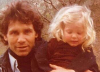 Πήρε το ταλέντο και τη γοητεία του μπαμπά της: Η κόρη του Φαίδωνα Γεωργίτση έγινε 50 ετών και είναι μια κούκλα