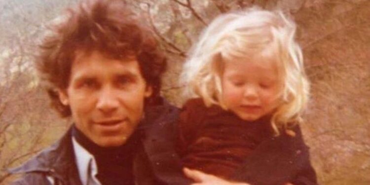 Πήρε το ταλέντο και τη γοητεία του μπαμπά της: Η κόρη του Φαίδωνα Γεωργίτση έγινε 50 ετών και είναι μια κούκλα