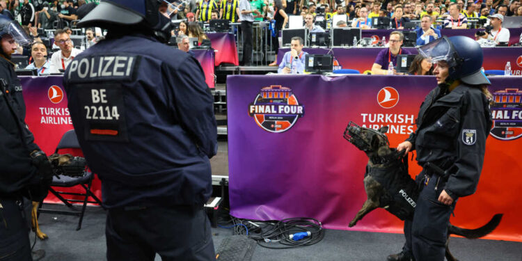 Alldaynews.gr Βερολίνο: Μάχη για τη ζωή του δίνει ένα άτομο μετά από συμπλοκή, άλλοι 2 σοβαρά τραυματίες