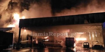 Alldaynews.gr Καίγεται ολοσχερώς το εργοστάσιο που εμπλέκεται στην υπόθεση μαζικής τροφικής δηλητηρίασης μαθητών (video)