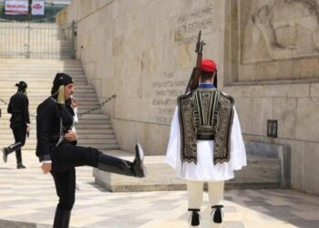 Ρίγη συγκίνησης: Με ποντιακές στολές οι Εύζωνες – Έτσι τίμησε η Προεδρική Φρουρά τη Γενοκτονία των Ποντίων