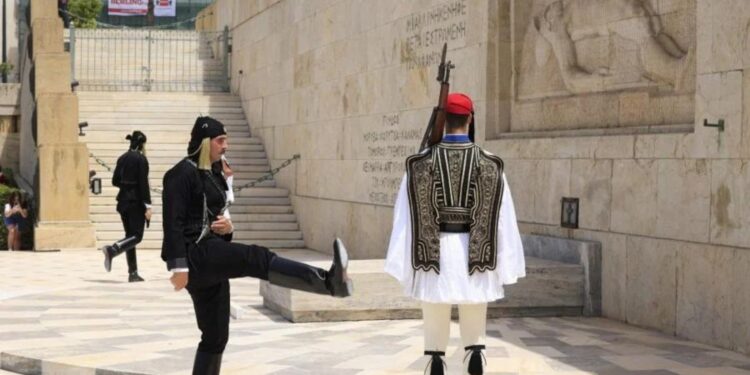 Alldaynews.gr Ρίγη συγκίνησης: Με ποντιακές στολές οι Εύζωνες – Έτσι τίμησε η Προεδρική Φρουρά τη Γενοκτονία των Ποντίων