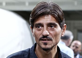 Αληθινός πατριώτης: Ο Δημήτρης Γιαννακόπουλος χαρίζει ελληνική σημαία σε κάθε παιδί της Πρώτης Δημοτικού