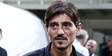 Αληθινός πατριώτης: Ο Δημήτρης Γιαννακόπουλος χαρίζει ελληνική σημαία σε κάθε παιδί της Πρώτης Δημοτικού