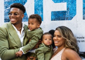 Προσφέρει στα παιδιά του όσα ποτέ δεν είχε εκείνος: Ο Γιάννης Αντετοκούνμπο στην Disneyland με την οικογένειά του