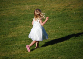 Σε κατάσταση σοκ ο πατέρας μετά την ανάφλεξη που έκαψε τη 2χρονη ντυμένη παρανυφάκι – Τα πρώτα λόγια του