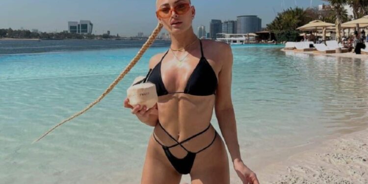 Ιωάννα Τούνη: Οι πόζες με μαγιό στις Σεϋχέλλες – «Φτάνει πια η επίδειξη πλούτου…»