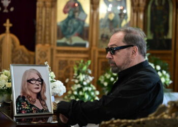 Η «συντριβή» του Σταμάτη Φασουλή στην κηδεία της Άννας Παναγιωτοπούλου – Τελευταίο αντίο στην σπουδαία ηθοποιό