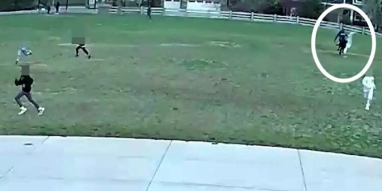 Alldaynews.gr Τρανσέξουαλ προσπαθεί να αρπάξει παιδιά από σχολείο – Βίντεο με τα τρομοκρατημένα ανήλικα