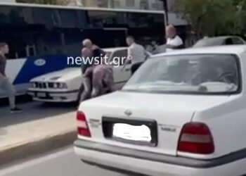 Άγριο επεισόδιο: Τράκαραν, πιάστηκαν στα χέρια και παρέσυραν 43χρονο προσπαθώντας να διαφύγουν – Βίντεο ντοκουμέντο