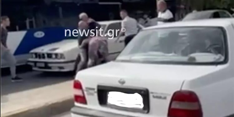 Alldaynews.gr Άγριο επεισόδιο: Τράκαραν, πιάστηκαν στα χέρια και παρέσυραν 43χρονο προσπαθώντας να διαφύγουν – Βίντεο ντοκουμέντο