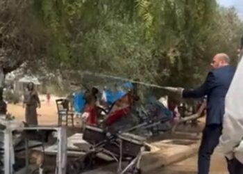 Δήμαρχος καταβρέχει με μάνικα αντικείμενα Ρομά οικογένειας – «Ή θα ξεβρωμίσουμε ή θα χολεριάσουμε»