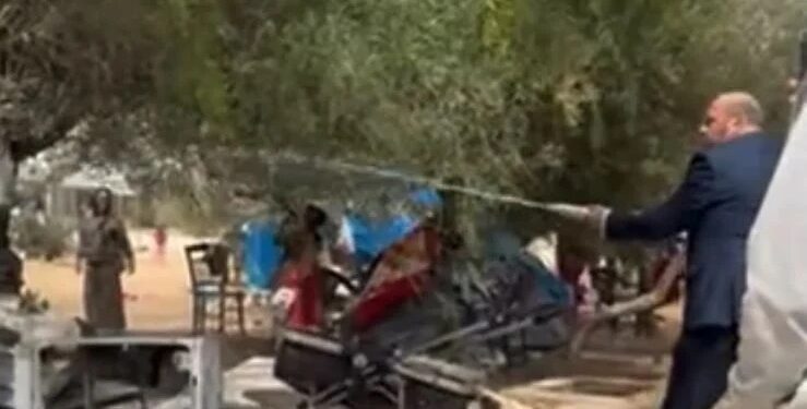 Alldaynews.gr Δήμαρχος καταβρέχει με μάνικα αντικείμενα Ρομά οικογένειας – «Ή θα ξεβρωμίσουμε ή θα χολεριάσουμε»