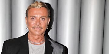 Alldaynews.gr Μοναχός ρώτησε τον Λάκη Γαβαλά αν είναι άντρας ή γυναίκα: Η απάντησή του σχεδιαστή