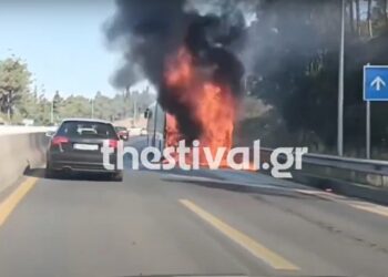 Θεσσαλονίκη: Βίντεο με τη φωτιά σε λεωφορείο του ΟΑΣΘ στον Περιφερειακό